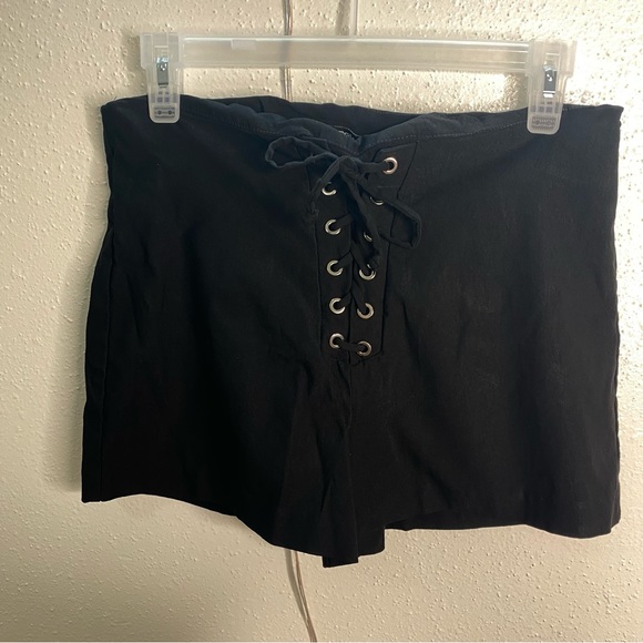 Laced up black shorts - Picture 9 of 9